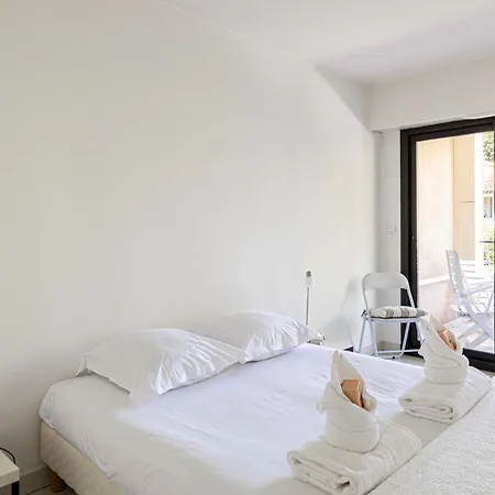 Charming With Balcony-pool -
