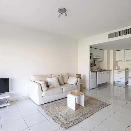 Charming With Balcony-pool - * קאן