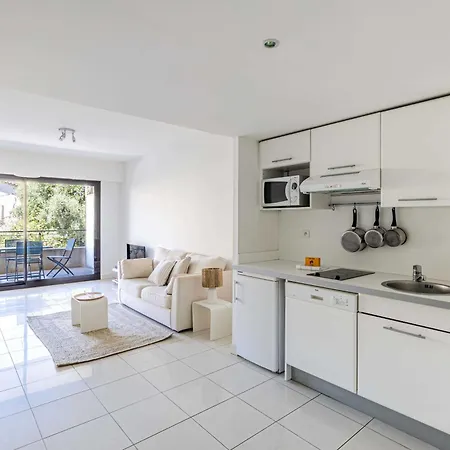 Charming With Balcony-pool - דירה *