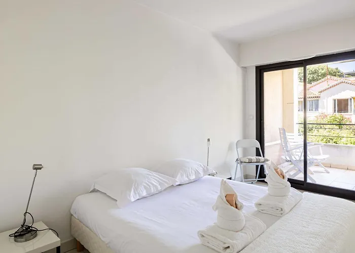 Charming With Balcony-pool -