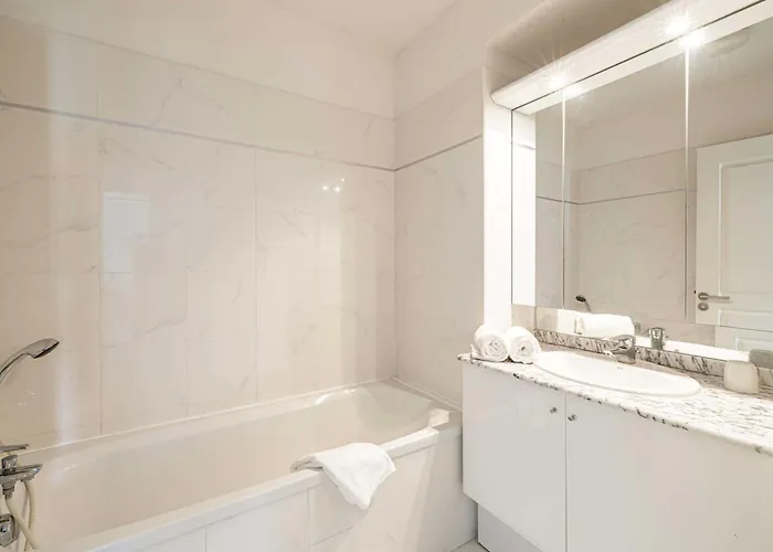 Charming With Balcony-pool -